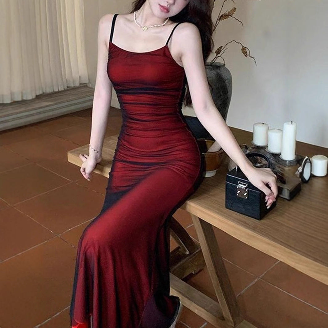 Modna długa sukienka damska na ramiączkach, idealna na imprezę lub eleganckie spotkanie.