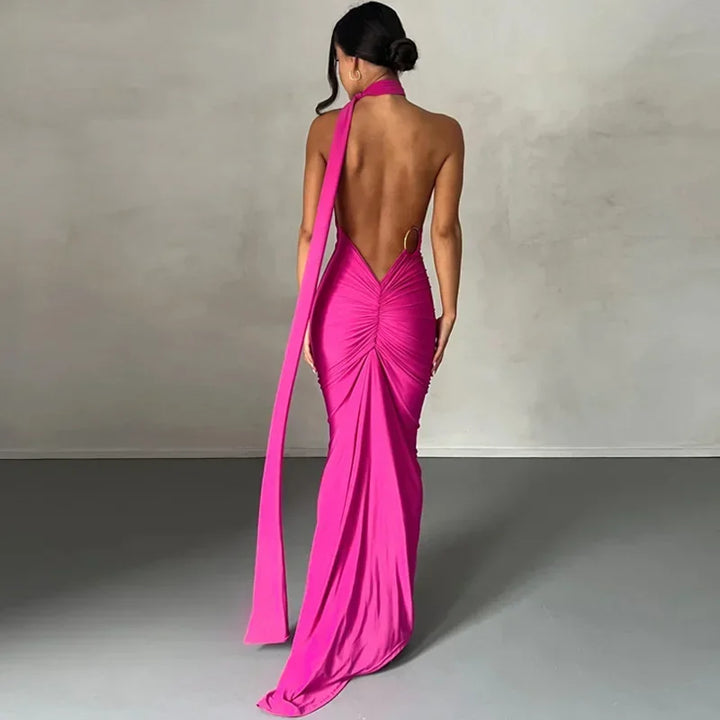 Elegancka sukienka wieczorowa maxi z modnym wycięciem na plecach i stylowym szalem. Doskonała na uroczystości.