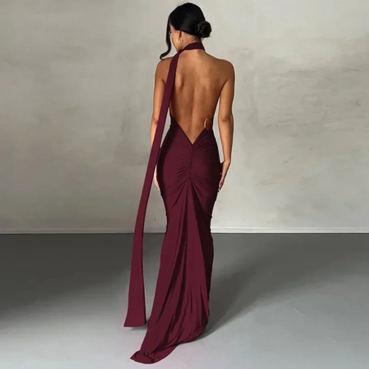 Modna sukienka damska maxi z wycięciem na plecach i eleganckim szalem. Podkreśla sylwetkę, idealna na przyjęcia.