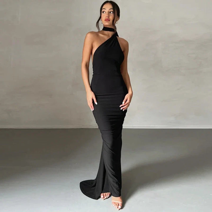 Szykowna sukienka maxi damska z wycięciem na plecach. Ozdobny szal dodaje elegancji. Idealna na wieczorne wyjścia.