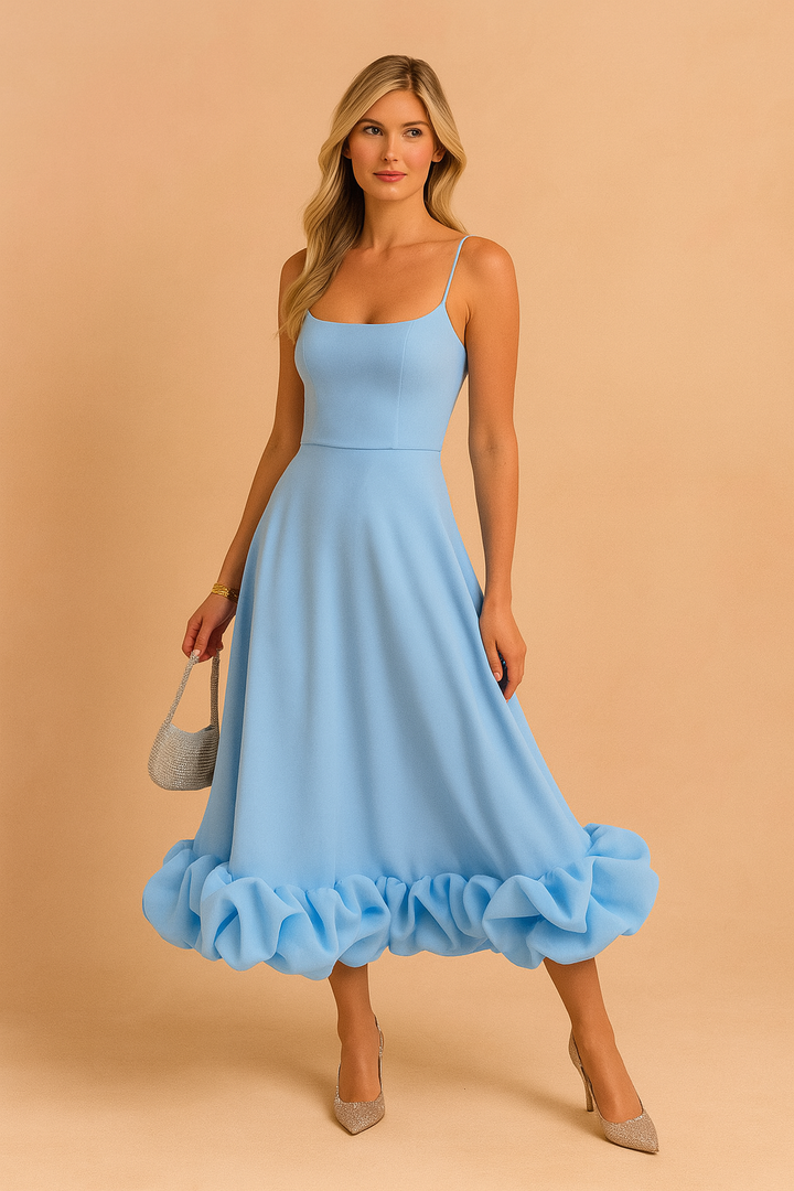 Damska elegancka sukienka midi boho z falbaną, letnia i rozkloszowana.