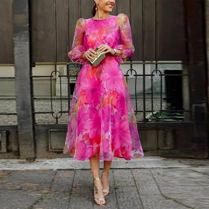 Elegancka damska sukienka midi w różowo-niebieskie kwiaty, idealna na lato i wesele. Modny kobiecy styl.
