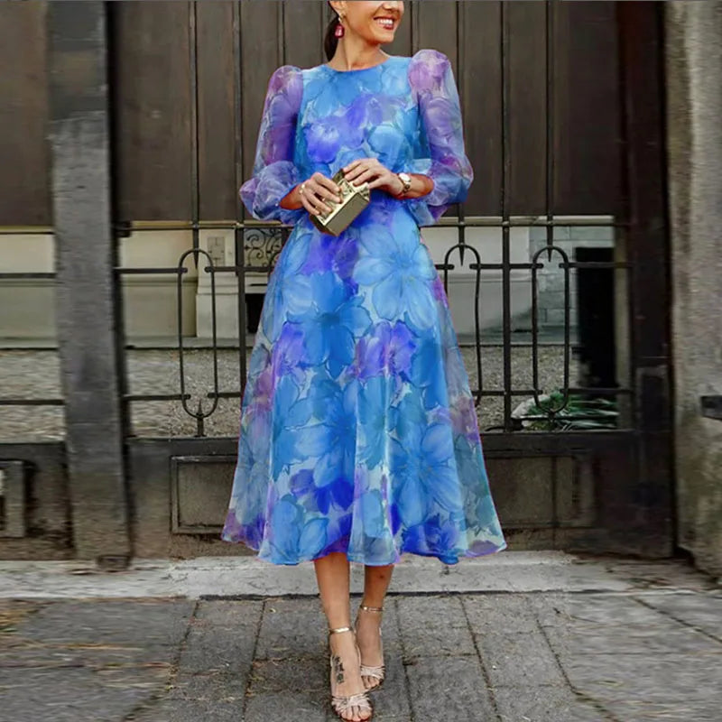 Damska sukienka midi z kwiatowym wzorem w odcieniach różu i błękitu. Stylowa, elegancka sukienka na lato.