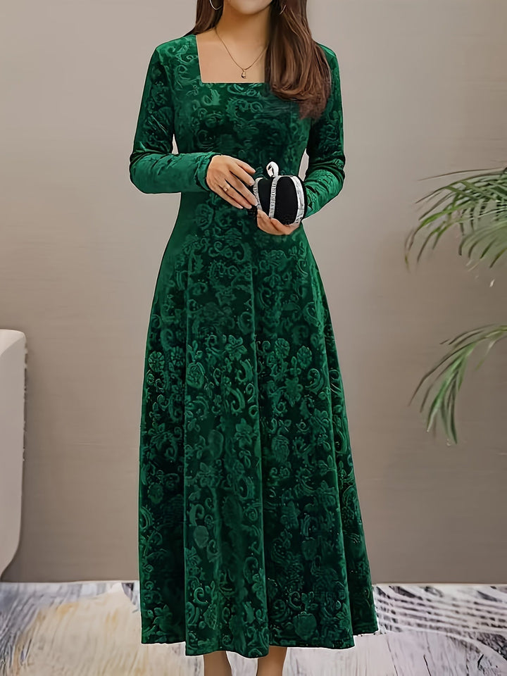 Modna sukienka midi z kwiatami, rozkloszowana, noszona przez modelkę, idealna na lato.