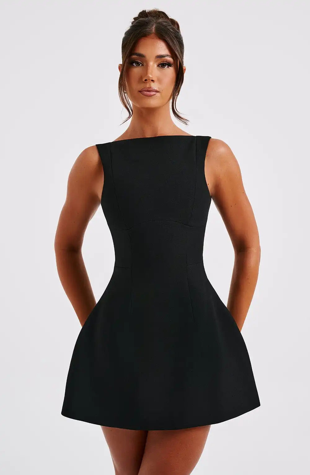 Elegancka damska sukienka mini w stylu A-linii, bez rękawów, idealna na wiosnę i lato. Półformalny styl.