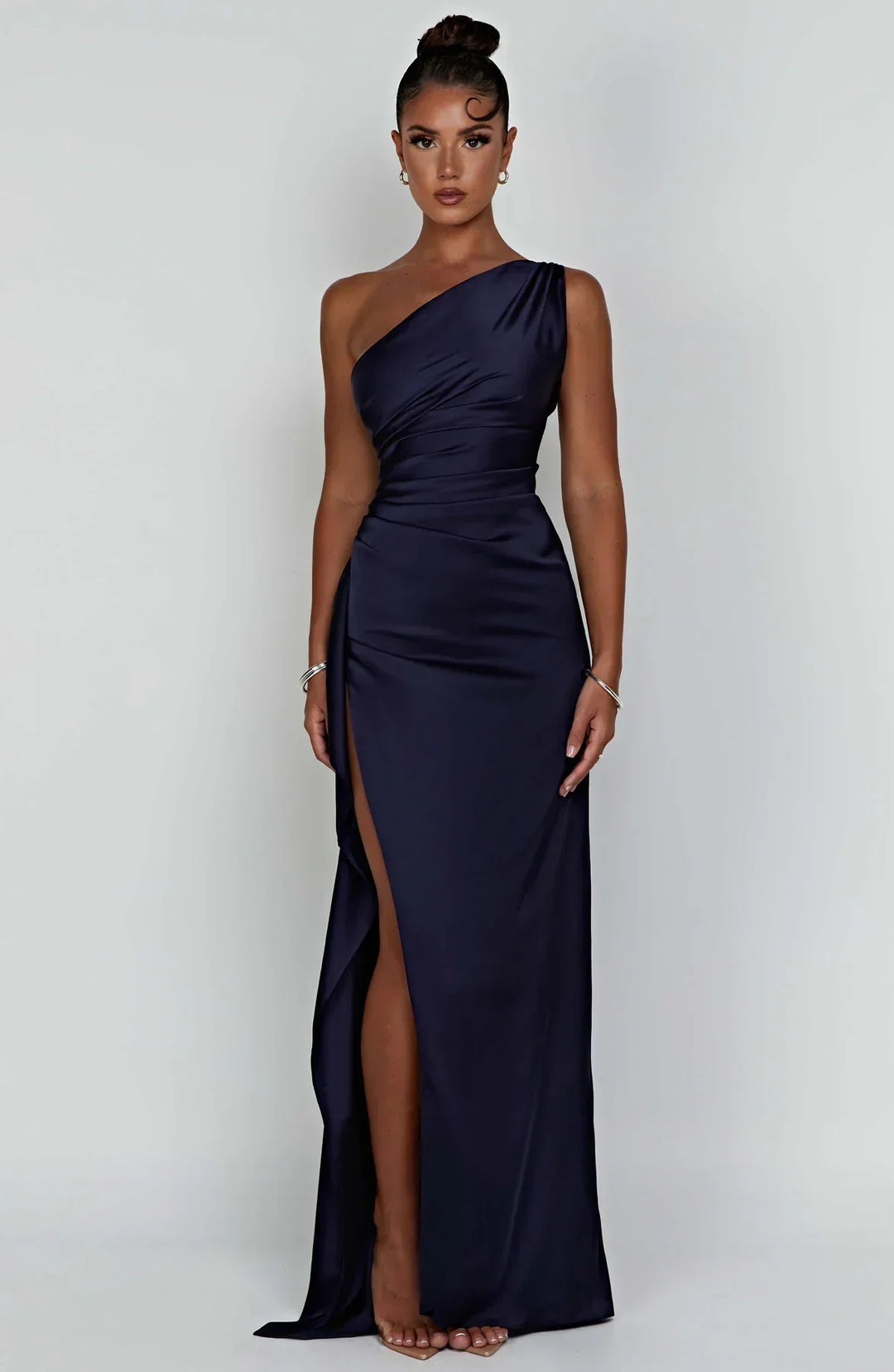 Elegancka sukienka maxi, czarna, plisowana, z rozcięciem, na formalne okazje.