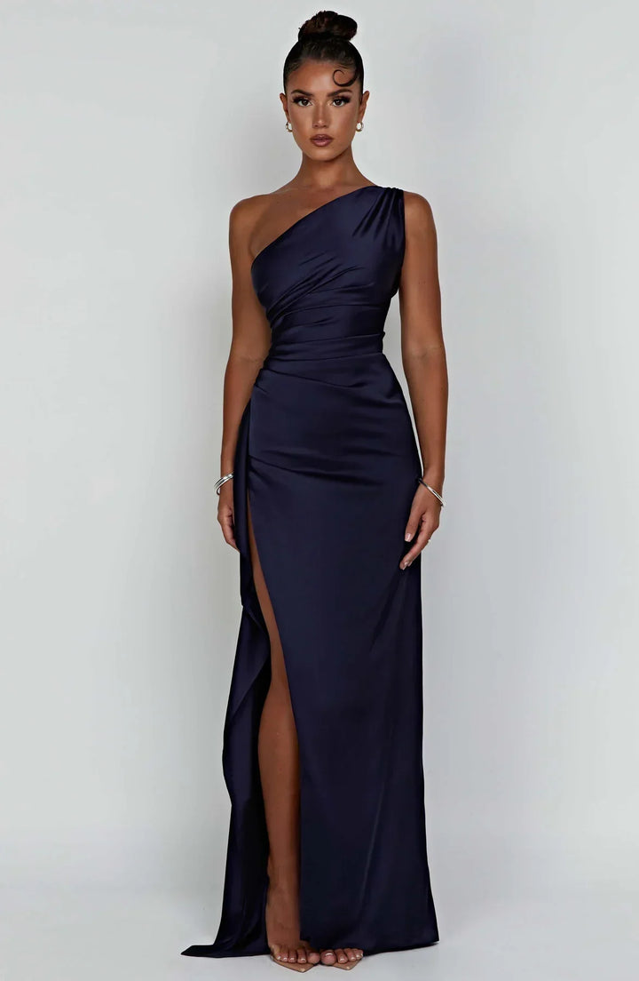 Elegancka sukienka maxi, czarna, plisowana, z rozcięciem, na formalne okazje.