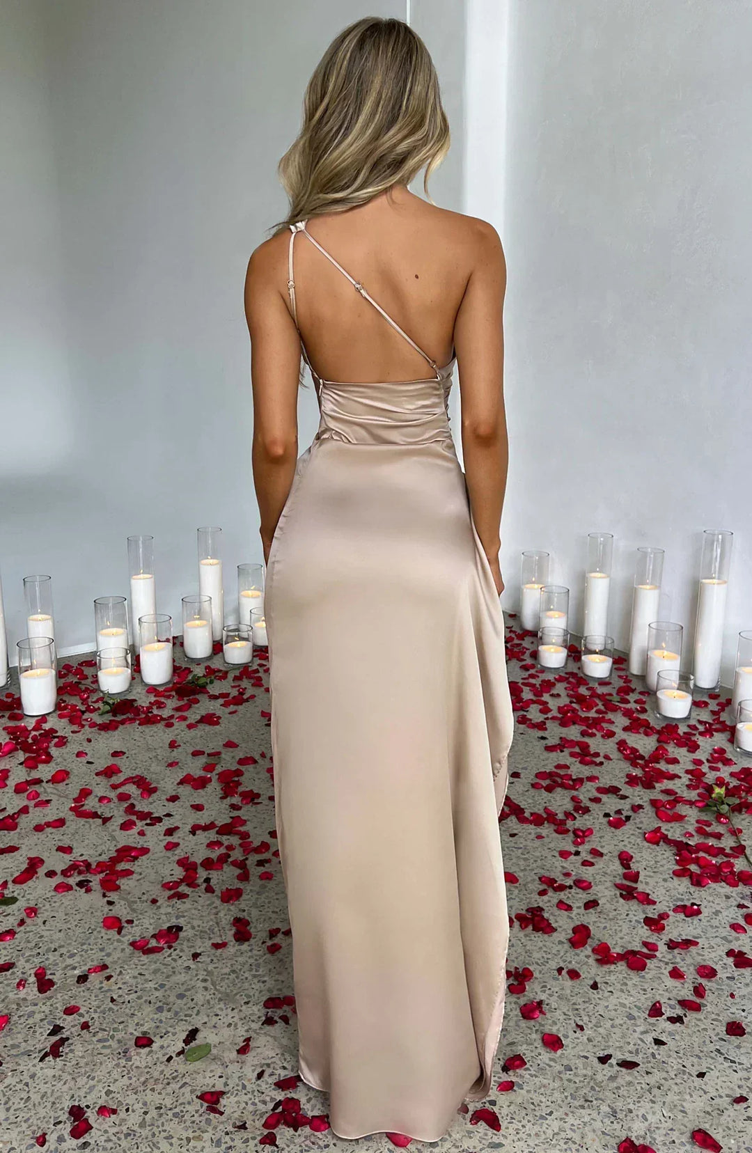 Plisowana sukienka wieczorowa maxi z rozcięciem, elegancka i kobieca.