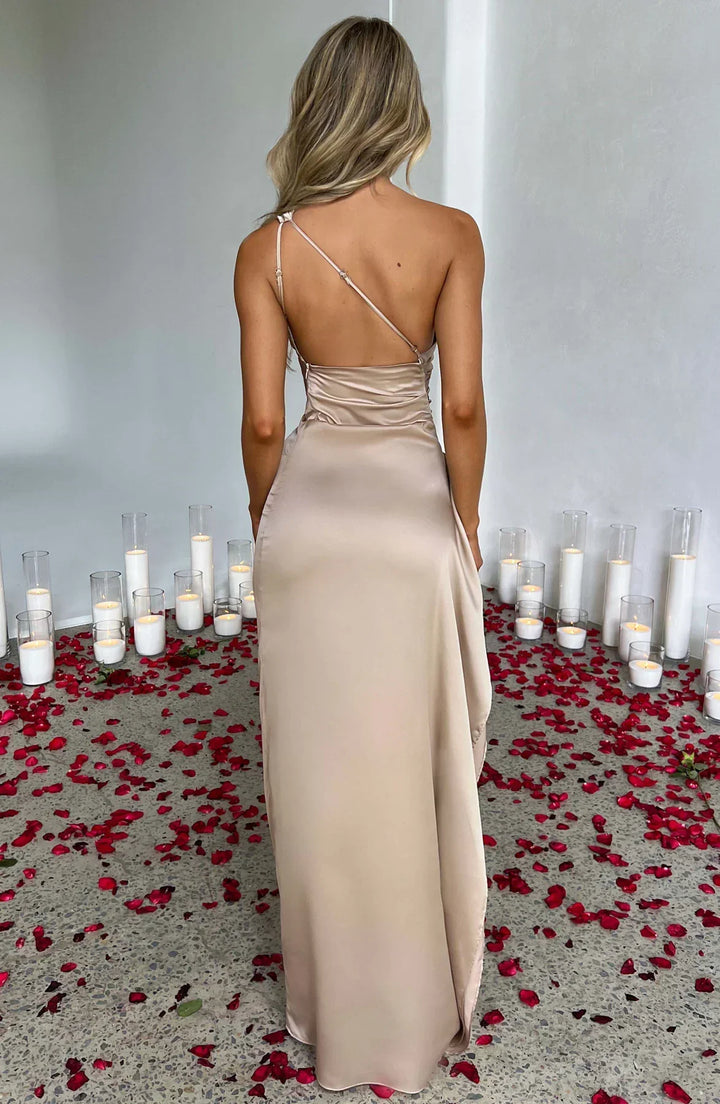 Plisowana sukienka wieczorowa maxi z rozcięciem, elegancka i kobieca.