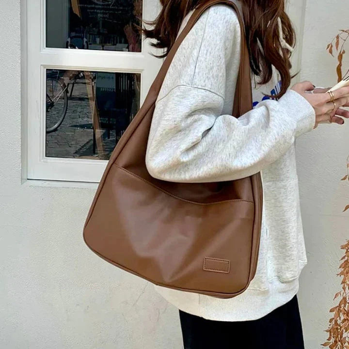 Elegancka damska torba na ramię. Minimalistyczny design, idealna na jesień. Modna i szykowna brązowa torebka.