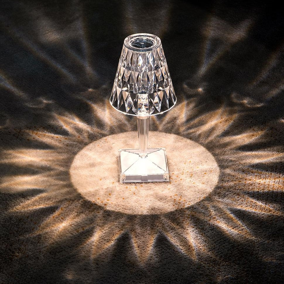 Designerska lampka nocna LED, kryształowa, bezprzewodowa, do luksusowych aranżacji.