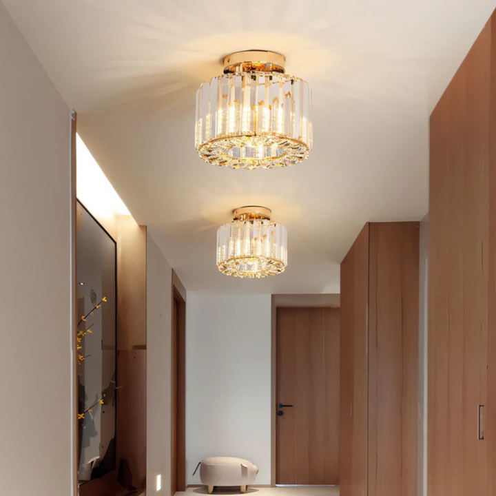 Luksusowa kryształowa lampa sufitowa w kolorze złotym lub czarnym. Eleganckie oświetlenie salonu.