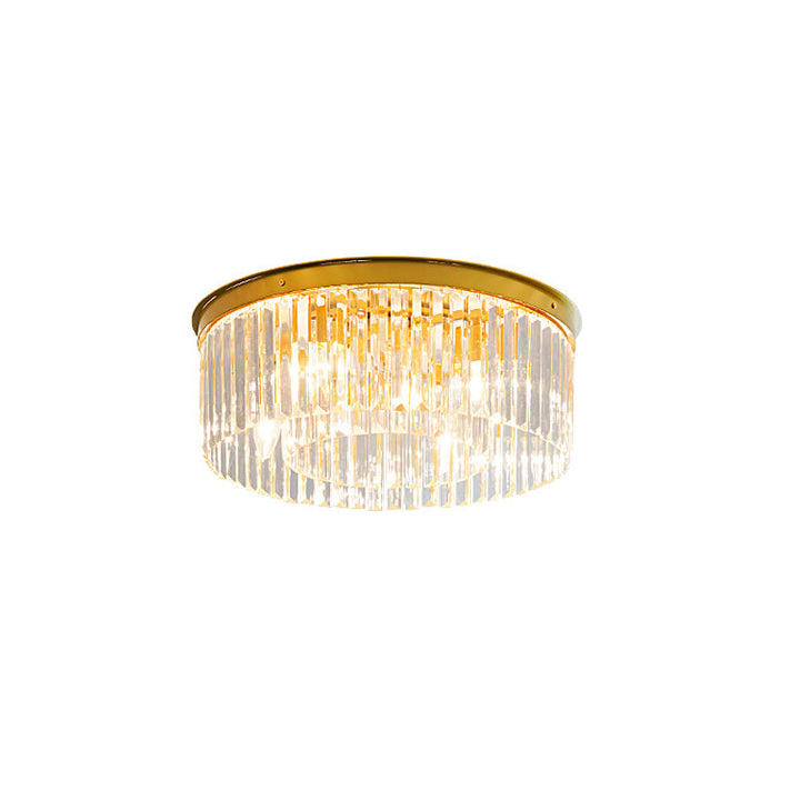 Elegancka lampa sufitowa z mosiężną bazą i pięknymi kryształami, oświetlenie premium.