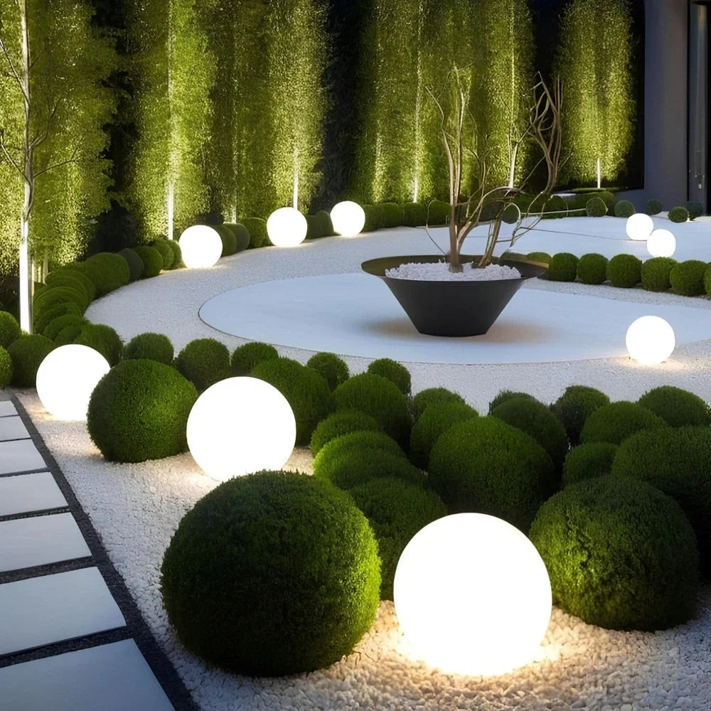 Elegancka kula LED ogrodowa, nastrojowe oświetlenie zewnętrzne, dekoracja tarasu.