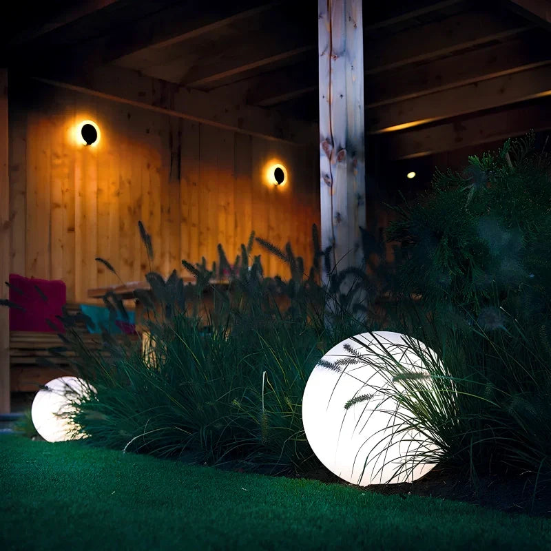 Nowoczesna lampa ogrodowa kula LED, sterowana pilotem, tworząca magiczną atmosferę.