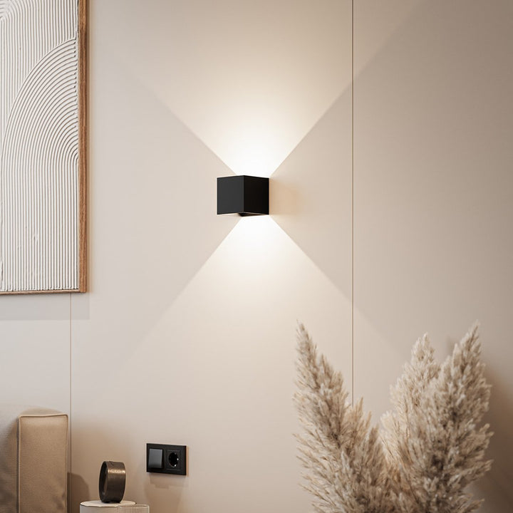 Elegancka lampa ścienna LED, nowoczesny design, ciepłe światło. Idealna do wnętrz i na zewnątrz, IP54.