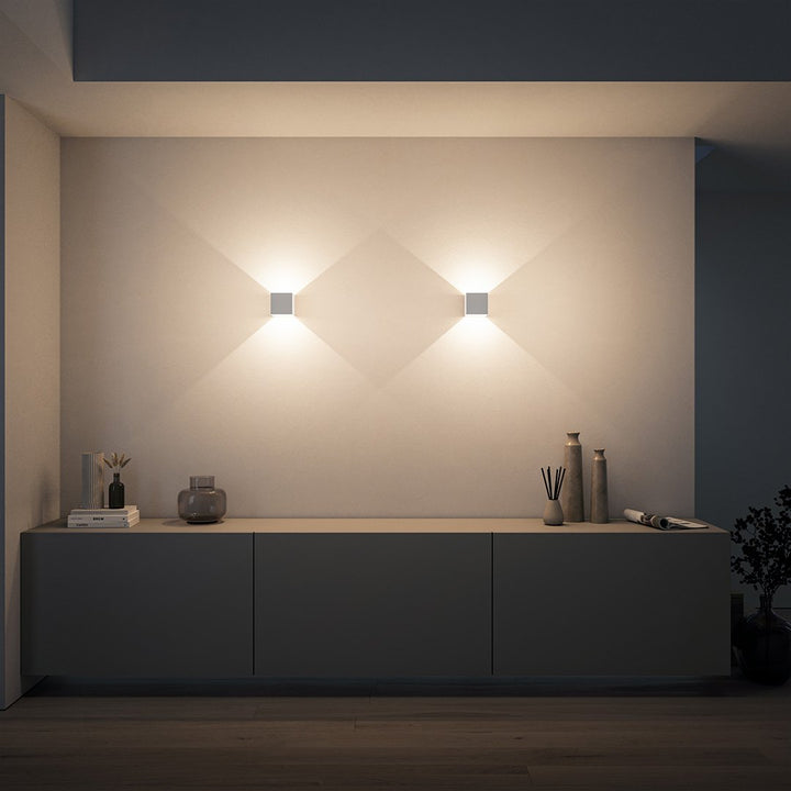 Aluminiowa lampa ścienna LED, designerski akcent na elewację. Ciepłe, nastrojowe oświetlenie. Nowoczesna, trwała, IP54.