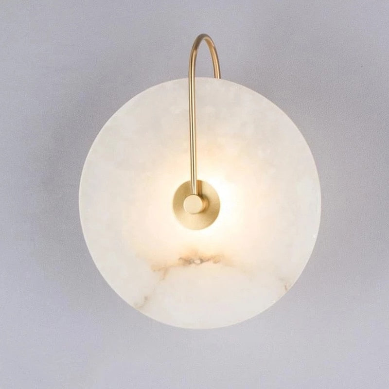 Ozdobna lampa ścienna LED z elementami marmurowymi, tworząca wyjątkową atmosferę w domu.