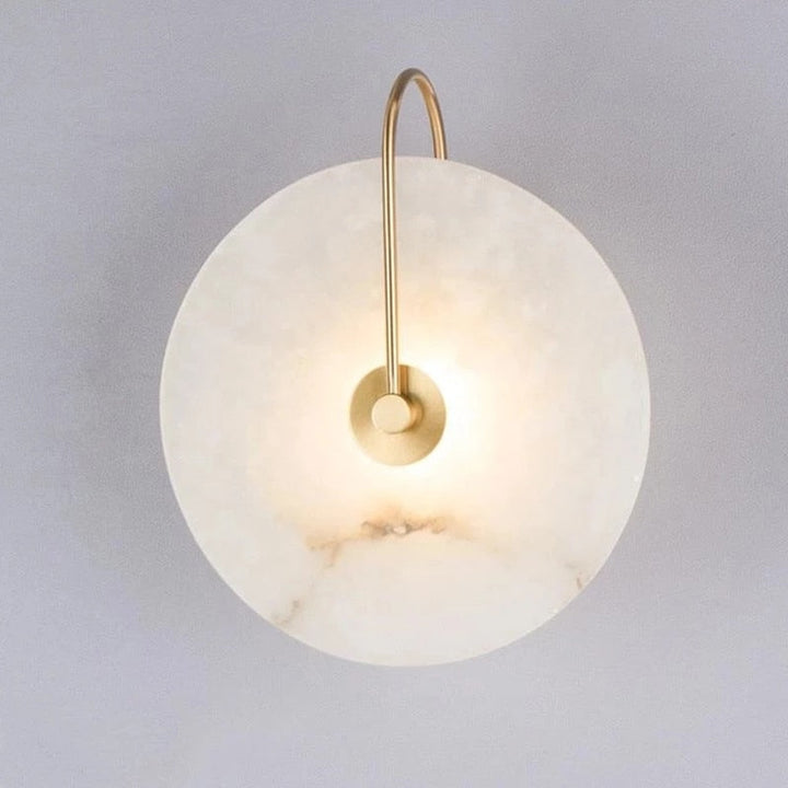 Ozdobna lampa ścienna LED z elementami marmurowymi, tworząca wyjątkową atmosferę w domu.