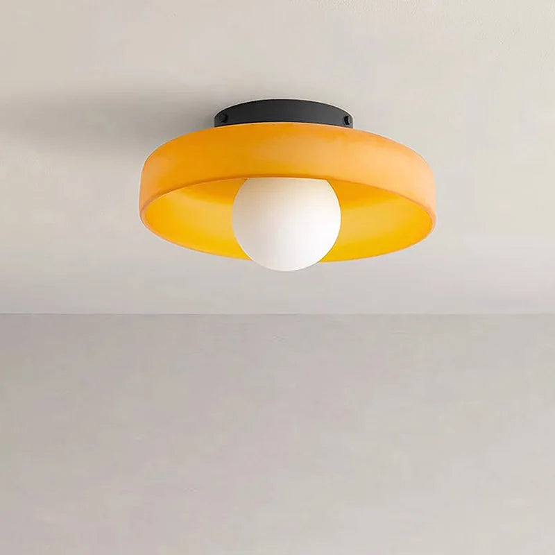 Nowoczesna lampa ścienna z mlecznego szkła, oświetlenie do sypialni lub przedpokoju.