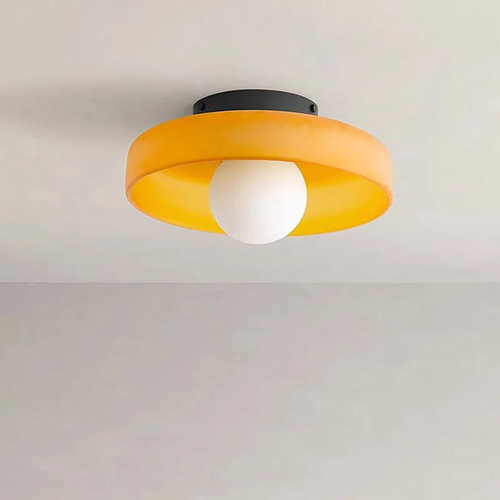 Nowoczesna lampa ścienna z mlecznego szkła, oświetlenie do sypialni lub przedpokoju.