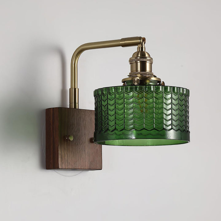 Elegancka lampa ścienna z drewna i szkła, nowoczesny design. Idealna do przytulnego oświetlenia wnętrza.