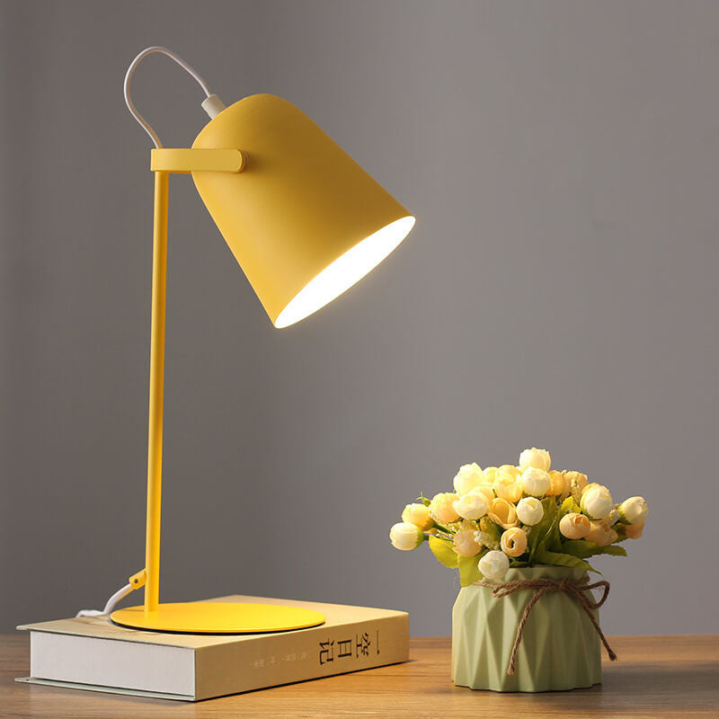 Elegancka lampa stołowa LED z obrotowym kloszem. Nowoczesny nordycki styl. Idealna do salonu.