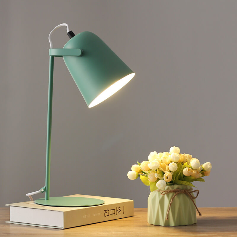Detal: obrotowy klosz i stabilna podstawa lampy stołowej LED. Elegancki i praktyczny design nordycki.