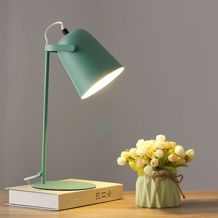 Detal: obrotowy klosz i stabilna podstawa lampy stołowej LED. Elegancki i praktyczny design nordycki.