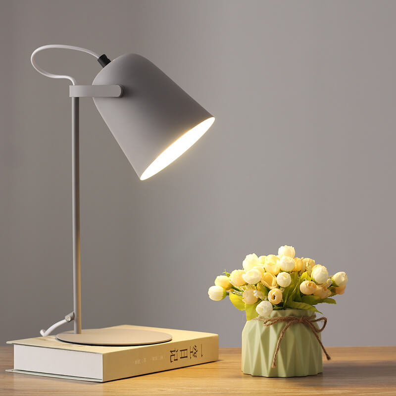 Lampa stołowa LED na nowoczesnym biurku. Oświetlenie do pracy i nauki w nordyckim, minimalistycznym stylu.
