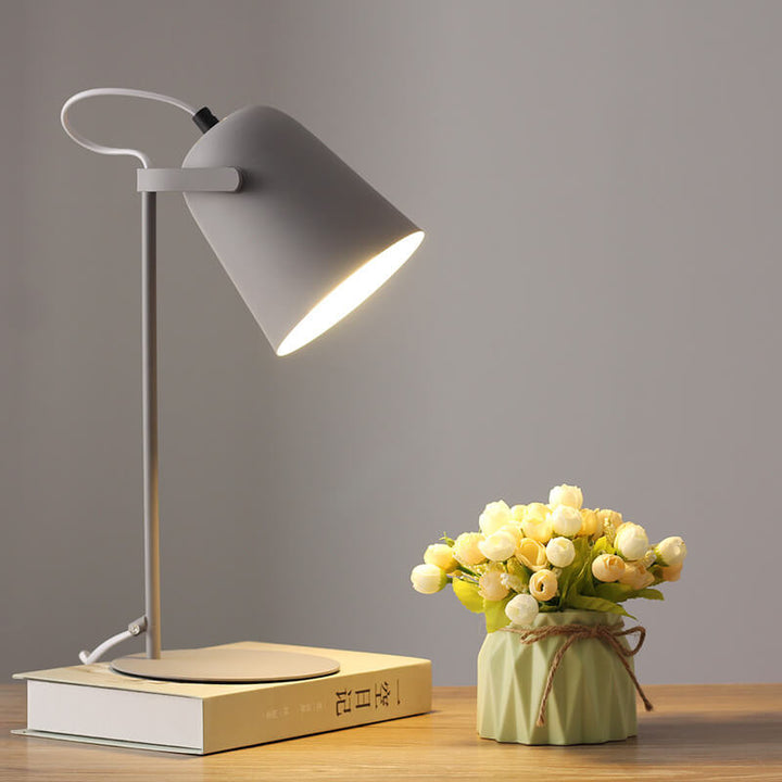Lampa stołowa LED na nowoczesnym biurku. Oświetlenie do pracy i nauki w nordyckim, minimalistycznym stylu.