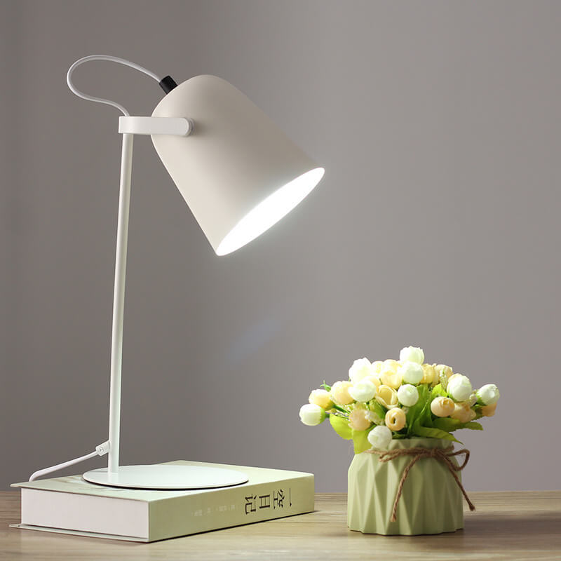 Biała lampa stołowa LED z obrotowym kloszem. Nordycki design idealny do jasnych i nowoczesnych wnętrz.