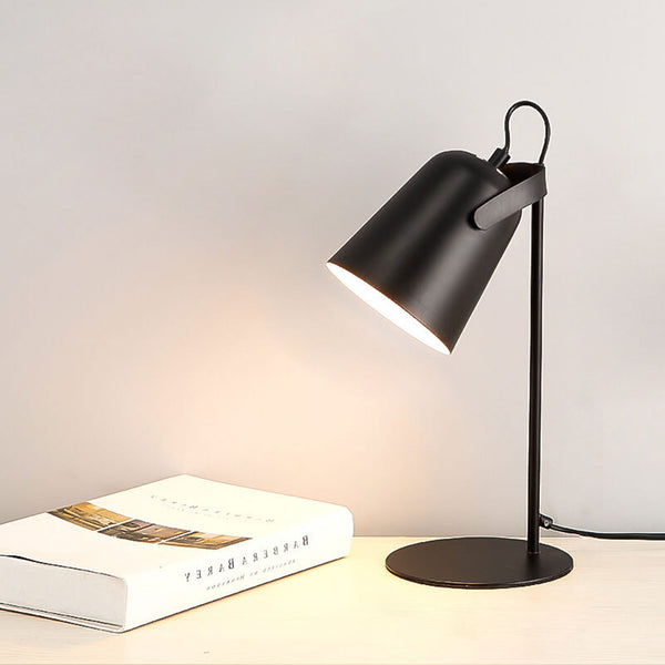 Elegancka lampa stołowa LED. Minimalistyczna forma i obrotowy klosz podkreślają jej nordycki charakter.