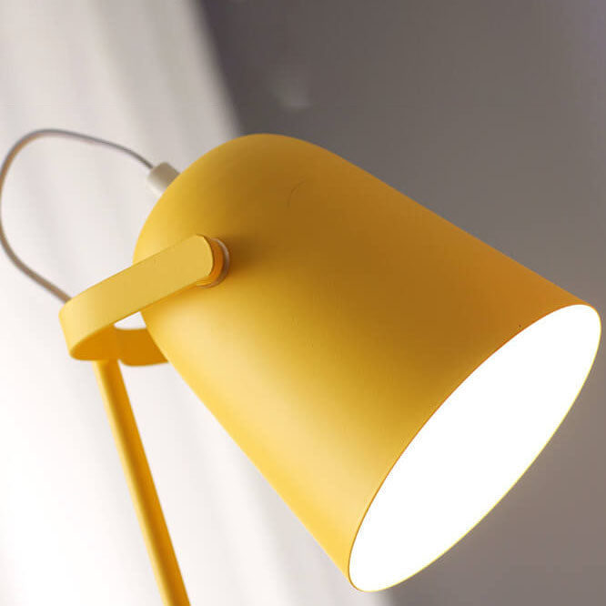 Stylowa lampka nocna LED z obrotowym kloszem. Ciepłe oświetlenie do sypialni. Nordycki minimalistyczny styl.