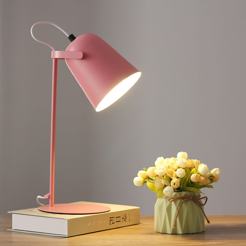 Energooszczędna lampa stołowa LED z przyjemnym światłem. Stwórz przytulną atmosferę. Nordycki design.