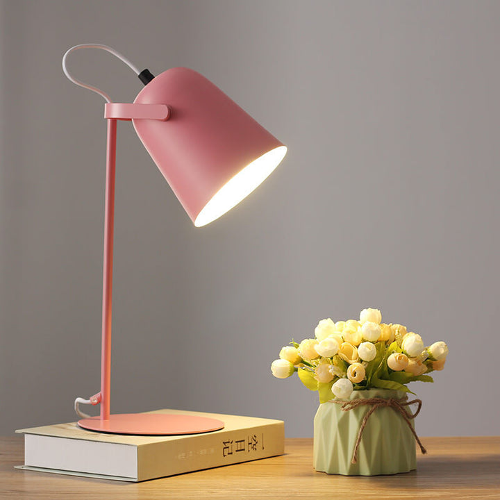 Energooszczędna lampa stołowa LED z przyjemnym światłem. Stwórz przytulną atmosferę. Nordycki design.