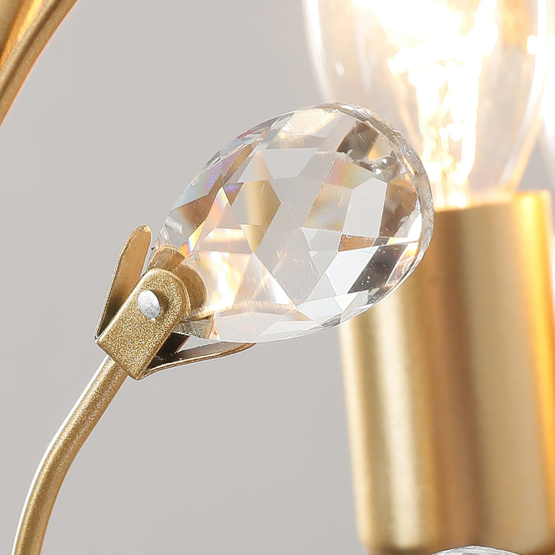 Lampa wisząca złota z kryształami, idealne oświetlenie do przestronnego salonu, design i luksus.