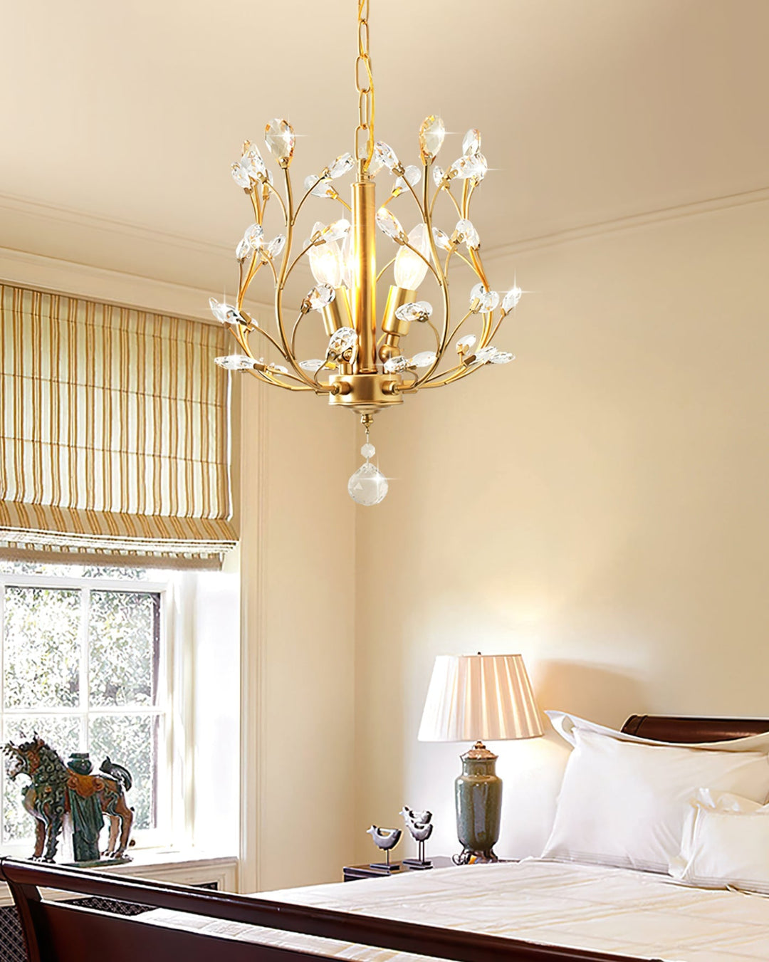 Elegancka lampa wisząca kryształowa, złota oprawa, oświetlenie do salonu, design premium, styl glamour.