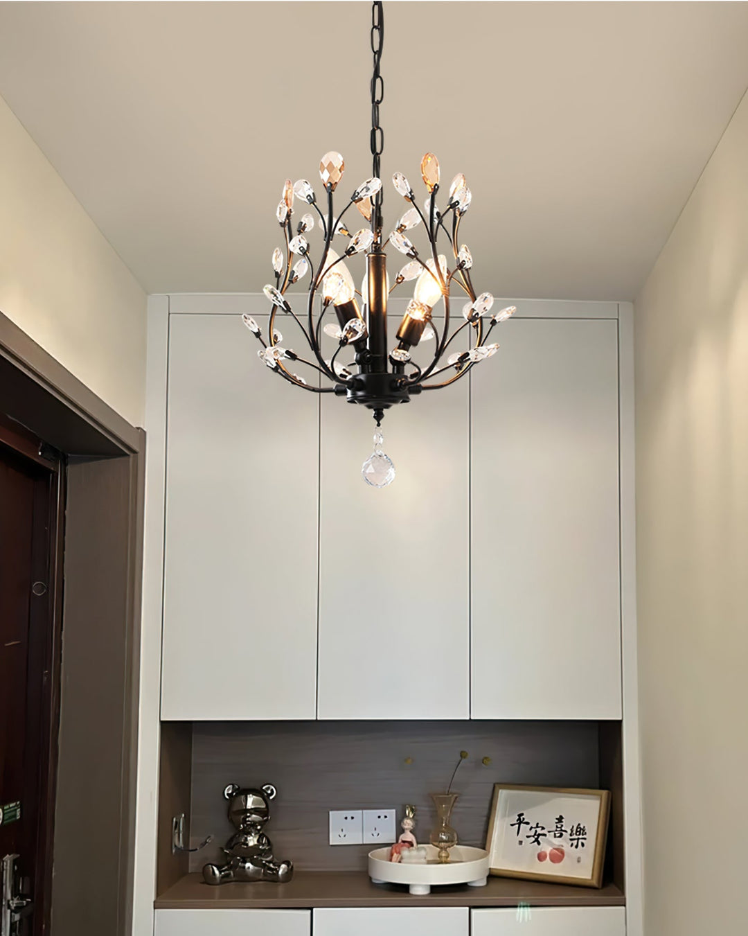 Elegancka lampa kryształowa, złota, oświetlenie wiszące, idealna do salonu, wyrafinowany design.