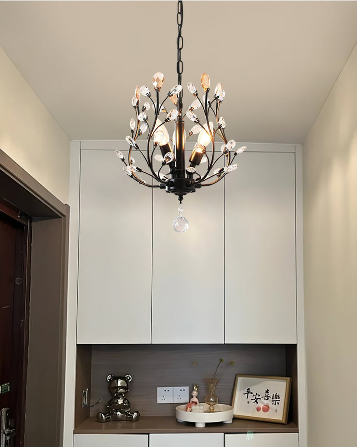 Elegancka lampa kryształowa, złota, oświetlenie wiszące, idealna do salonu, wyrafinowany design.