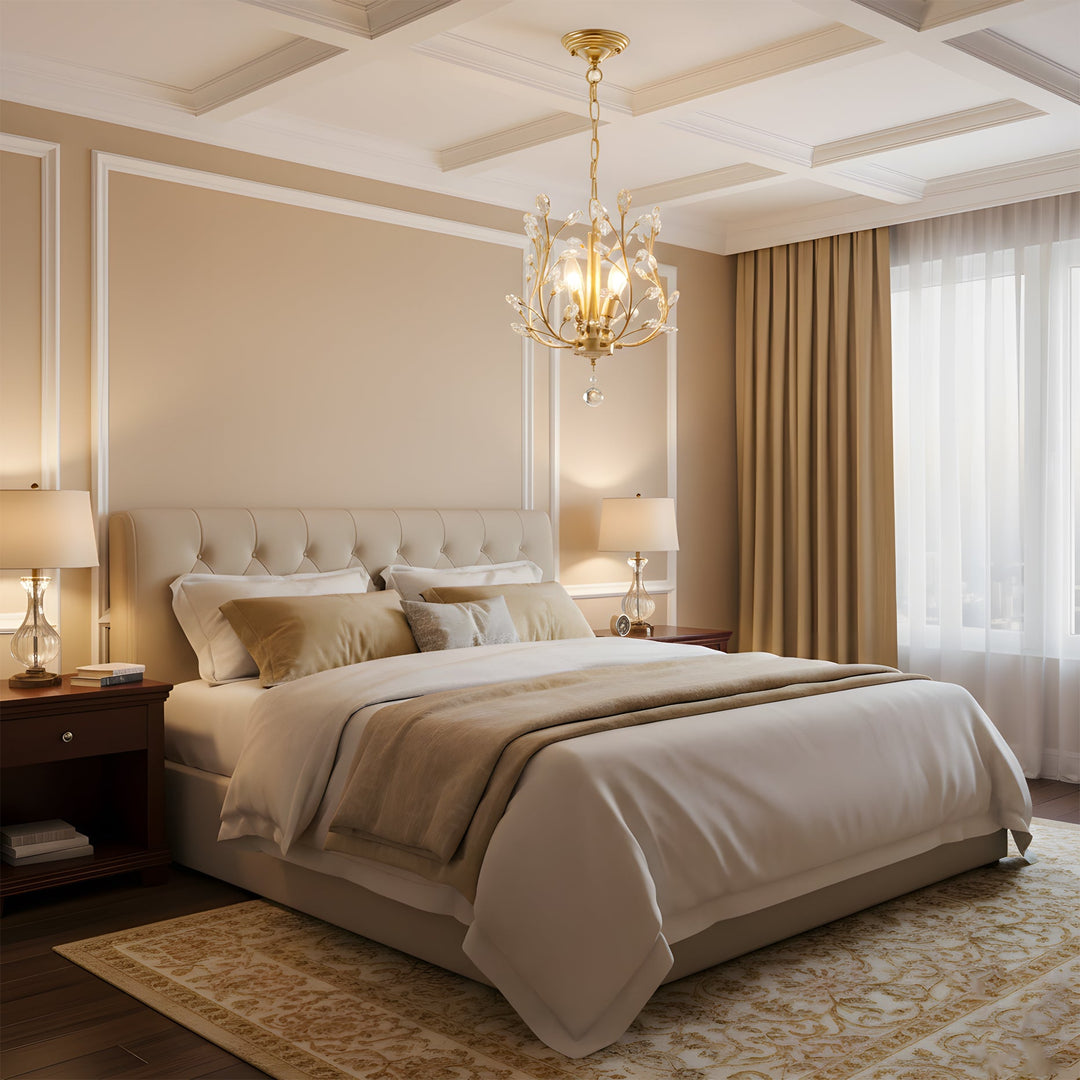 Złota lampa wisząca kryształowa, dodająca elegancji do salonu, wyrafinowany design, efektowne światło.