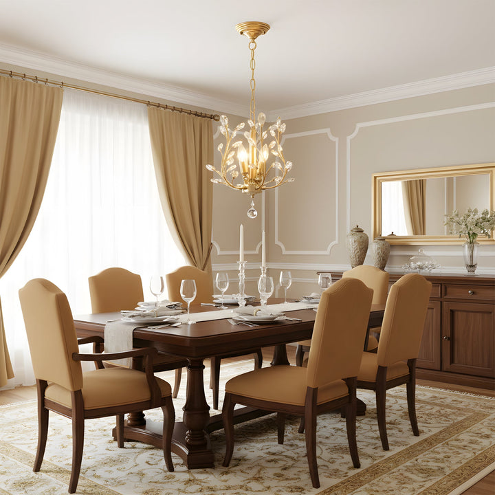 Kryształowa lampa wisząca, detal kryształów, złota baza, eleganckie oświetlenie, luksusowy design.