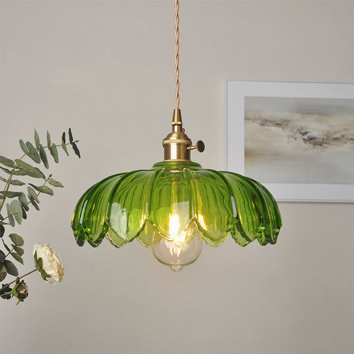 Elegancka lampa wisząca szklana do salonu, modernistyczny design i blask.
