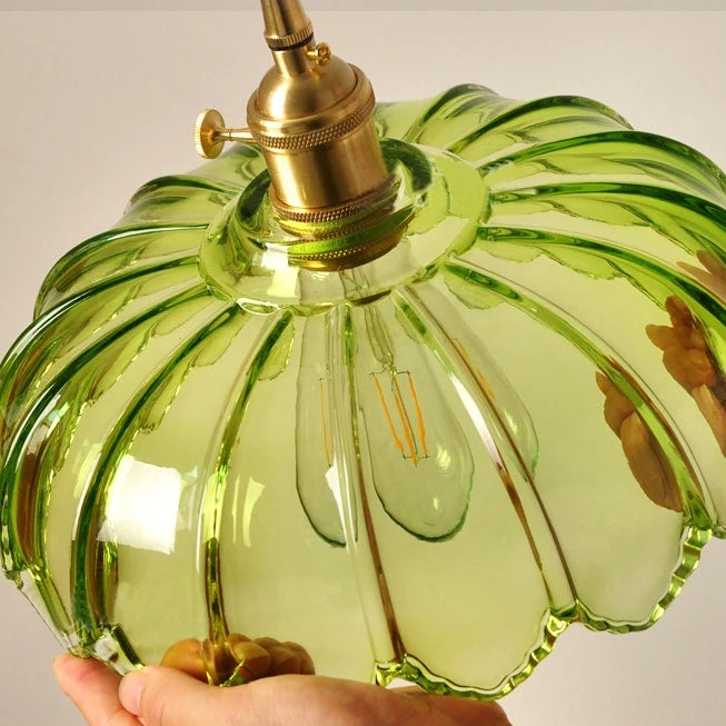 Elegancka lampa sufitowa biała, szklana, do sypialni, blask.