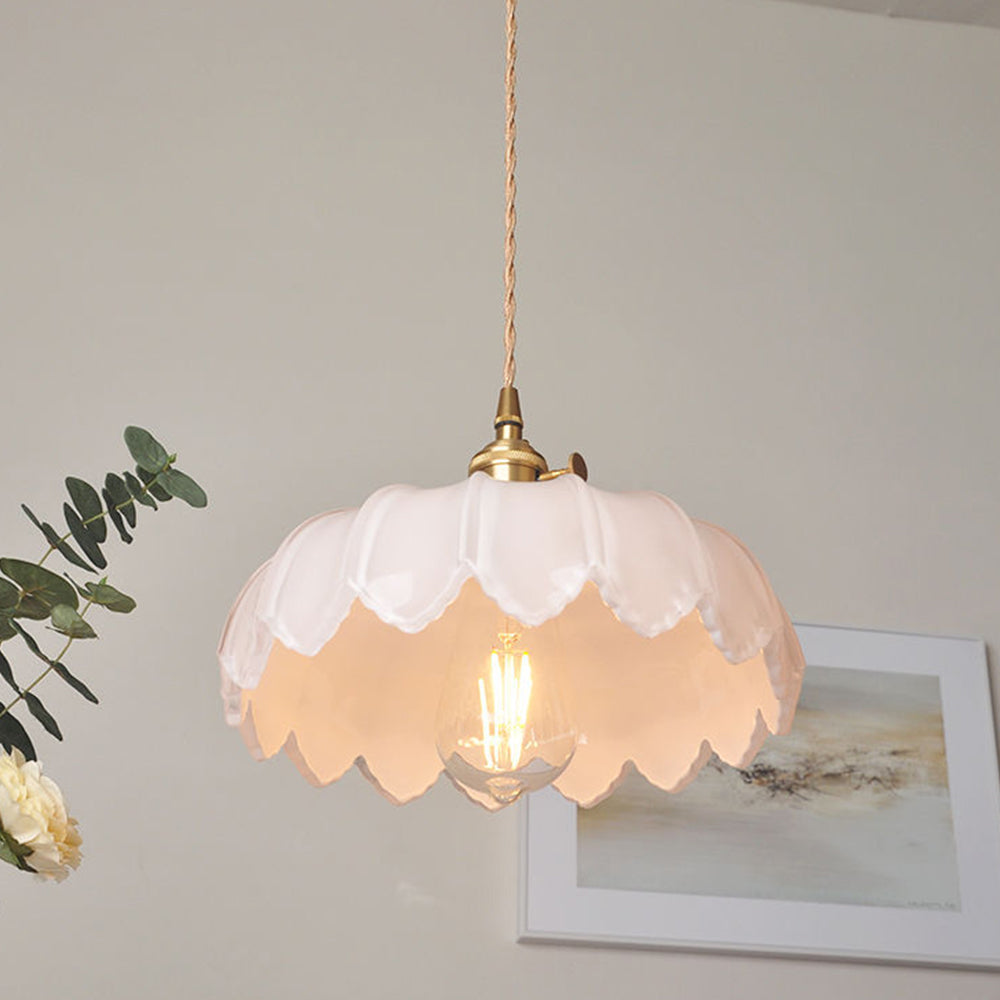 Bursztynowa lampa wisząca szklana, oświetlenie vintage, ciepły blask.