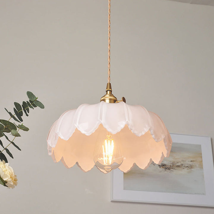 Bursztynowa lampa wisząca szklana, oświetlenie vintage, ciepły blask.