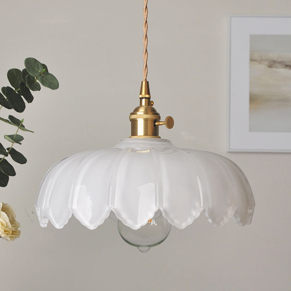 Lampa wisząca szklana, nowoczesny design do wnętrz, przezroczysta.