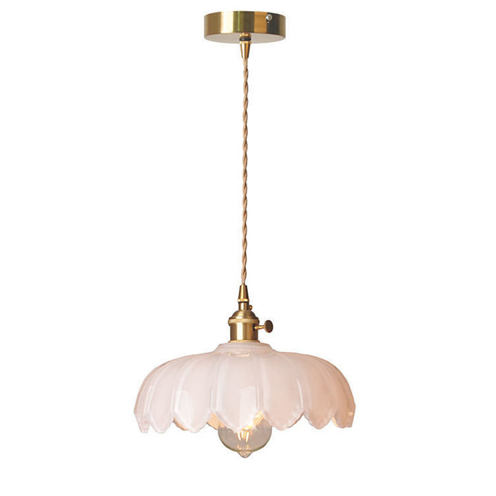 Elegancka lampa wisząca, przezroczyste szkło, oświetlenie modernistyczne.