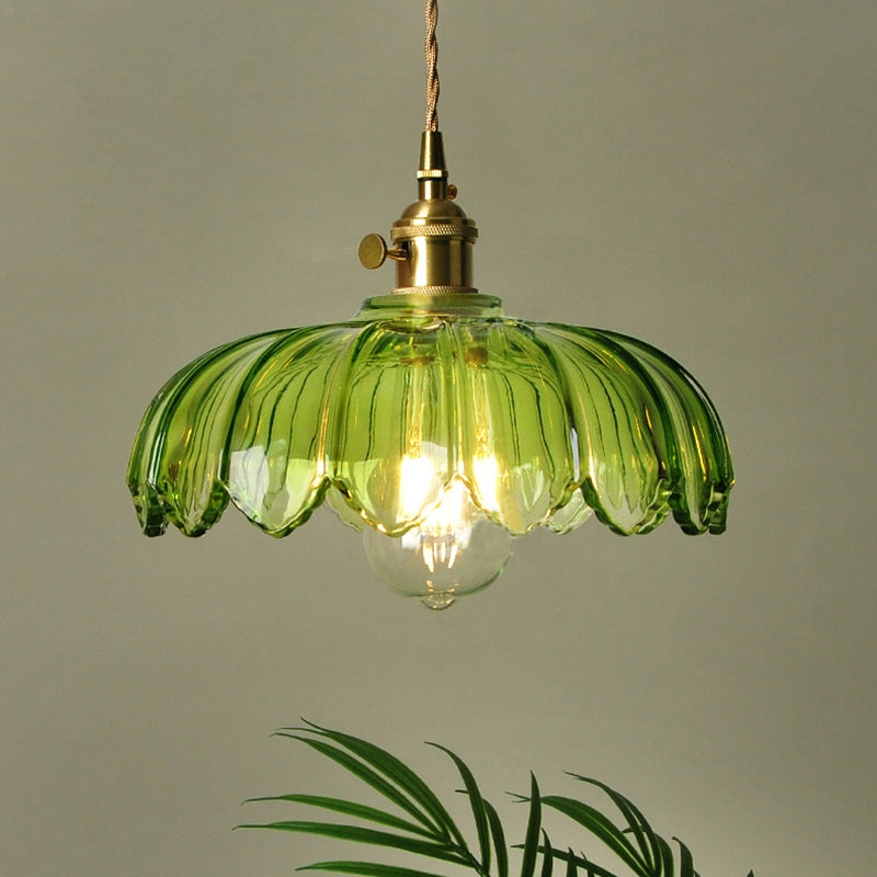 Przezroczysta szklana lampa wisząca, elegancka dekoracja salonu, modernistyczna.