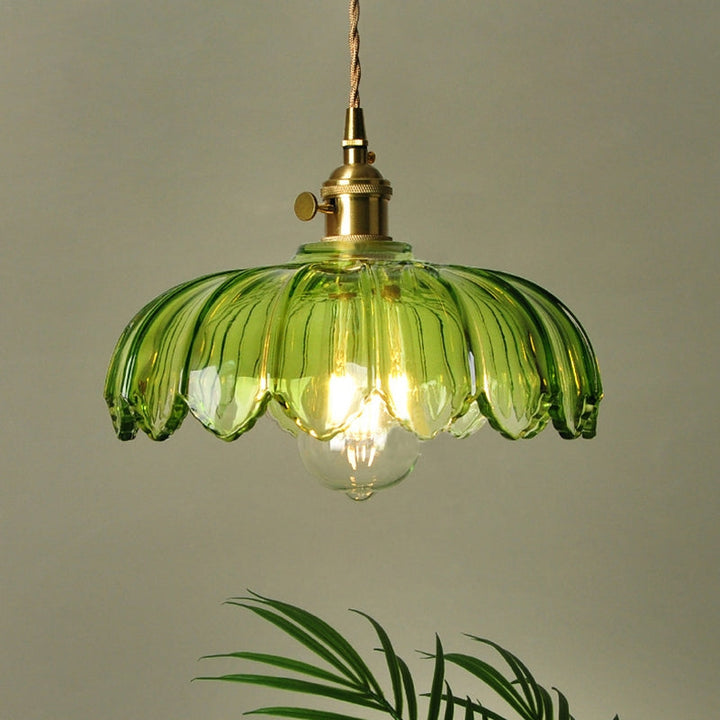 Przezroczysta szklana lampa wisząca, elegancka dekoracja salonu, modernistyczna.